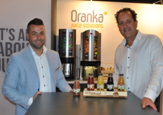 John Lenders en Danny van Laar met de nieuwste sappen uit het biologische assortiment​ van Oranka.